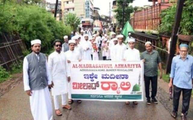 ಮುಸ್ಲಿಂ ಬಾಂಧವರು ಬಂದರ್‌ನಲ್ಲಿ ಈದ್ ಮಿಲಾದ್ ಪ್ರಯುಕ್ತ ಮೆರವಣಿಗೆಯನ್ನು ನಡೆಸಿದರು.