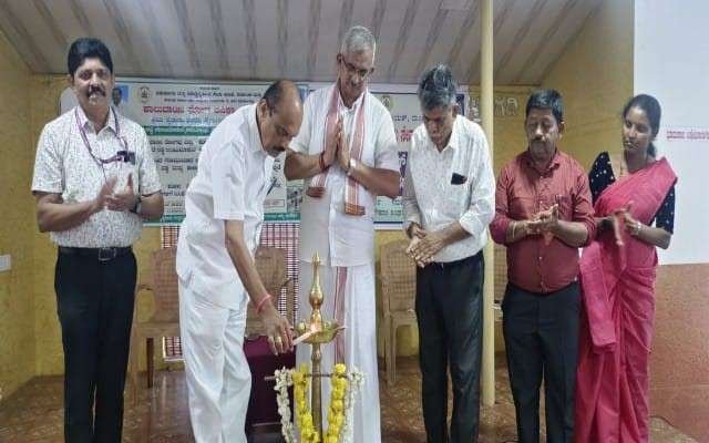 ವಿಧಾನ ಪರಿಷತ್ ಸದಸ್ಯ ಹರೀಶ್ ಕುಮಾರ್ ಅವರು ಪಶು ಸಖಿಯವರಿಗಾಗಿ ಇರುವ ಕಿಟ್ ವಿತರಣೆ ಕಾರ್ಯಕ್ರಮ ಉದ್ಘಾಟನೆ ಮಾಡಿದರು.