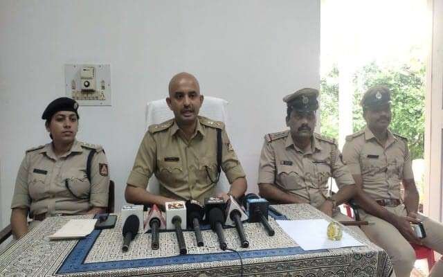 ಕೇರಳ ಮೂಲದ ಐವರು ಸೇರಿದಂತೆ ಒಟ್ಟು ಆರು ಮಂದಿಯನ್ನು ಬಂಧಿಸಿ, ಸೊತ್ತುಗಳನ್ನು ವಶ ಪಡಿಸಿಕೊಳ್ಳಲಾಗಿದೆ ಎಂದು ಜಿಲ್ಲಾ ಪೊಲೀಸ್ ವರಿಷ್ಠಾಧಿಕಾರಿ ಸಿ.ಬಿ.ರಿಷ್ಯಂತ್ ತಿಳಿಸಿದ್ದಾರೆ.