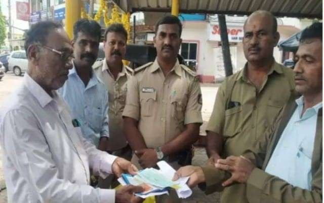 ಆಟೋ ರಿಕ್ಷಾದಲ್ಲಿ ಮರೆತು ಬಿಟ್ಟು ಹೋದ 7 ಲಕ್ಷ ರೂಪಾಯಿ ಮೌಲ್ಯದ ಚೆಕ್ ಹಾಗೂ ದಾಖಲೆ ಪತ್ರವನ್ನು ರಿಕ್ಷಾ ಚಾಲಕರೊಬ್ಬರು ವಾರಸುದಾರರಿಗೆ ಮರಳಿಸಿದರು.