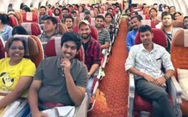ಮೊದಲ ವಿಮಾನದಲ್ಲಿ 212 ಮಂದಿ ಭಾರತೀಯರು ತಾಯ್ನಾಡಿಗೆ ಬಂದಿಳಿದಿದ್ದಾರೆ.
