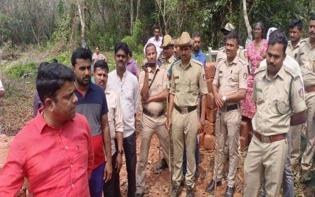 ಪರಿಶೀಲಿಸಲು ಶನಿವಾರ ಶಾಸಕ ಹರೀಶ್ ಪೂಂಜ ಅವರು ಸ್ಥಳಕ್ಕೆ ಆಗಮಿಸಿ ಅರಣ್ಯಾಧಿಕಾರಿಗಳನ್ನು ತರಾಟೆಗೆ ತೆಗೆದುಕೊಂಡರು. 