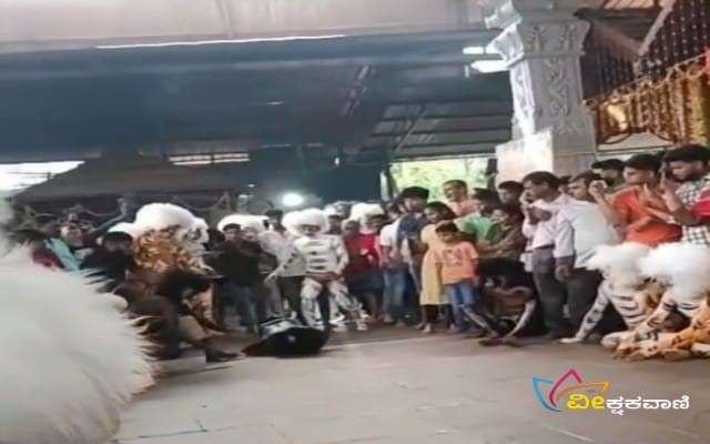 ಮಂಗಳಾದೇವಿ ದೇವಸ್ಥಾನದ ವಠಾರದಲ್ಲಿ ಹುಲಿವೇಷ ಕುಣಿತದ ವೇಳೆ ಯುವಕನೊಬ್ಬ ಆಯ ತಪ್ಪಿ ಬಿದ್ದು ಗಾಯಗೊಂಡ ಘಟನೆ ನಡೆದಿದೆ.