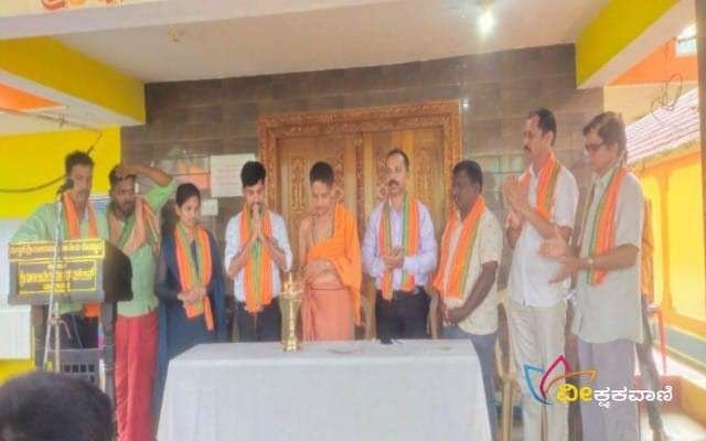 ಕವಿಗೋಷ್ಠಿಯನ್ನು ಉದ್ಘಾಟಿಸಿ ಆಶೀರ್ವಚನ ನೀಡಿದ ಶ್ರೀ ಕ್ಷೇತ್ರದ ಧರ್ಮದರ್ಶಿ ಶ್ರೀಕೃಷ್ಣ ಗುರೂಜಿ.