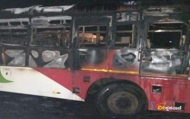 ಕೆಕೆಆರ್‌ಟಿಸಿ ಬಸ್‌ಗೆ ಬೆಂಕಿ.