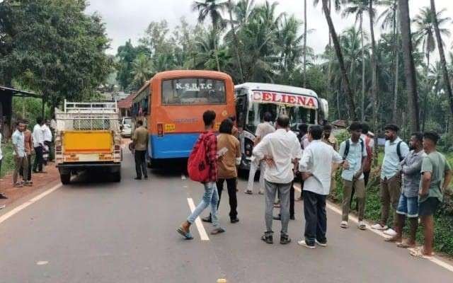 ಖಾಸಗಿ ಬಸ್ ಮತ್ತು ಕೆ.ಎಸ್.ಆರ್.ಟಿ.ಸಿ ಬಸ್ ನಡುವೆ ಅಪಘಾತ ಸಂಭವಿಸಿದ ಘಟನೆ ಕೆಲಿಂಜ ಸಮೀಪ ನಡೆದಿದೆ.