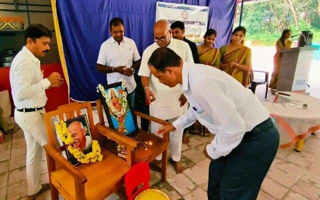 ಎವಿಜಿ ಆಂಗ್ಲ ಮಾಧ್ಯಮ ಶಾಲೆಯಲ್ಲಿ ಅಕ್ಟೋಬರ್ 02ರಂದು "ಗಾಂಧಿ ಜಯಂತಿ" ಕಾರ್ಯಕ್ರಮ ಆಚರಿಸಲಾಯಿತು.