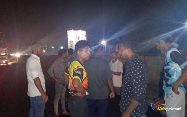 ಅಪಘಾತ ನಡೆಯುತ್ತಿದ್ದಂತೆ ಸ್ಥಳಕ್ಕಾಗಮಿಸಿದ ಸ್ಥಳೀಯರು ಬಸ್ ತಡೆದು ಚಾಲಕನನ್ನು ತರಾಟೆಗೆತ್ತಿಕೊಂಡಿದ್ದಾರೆ. 