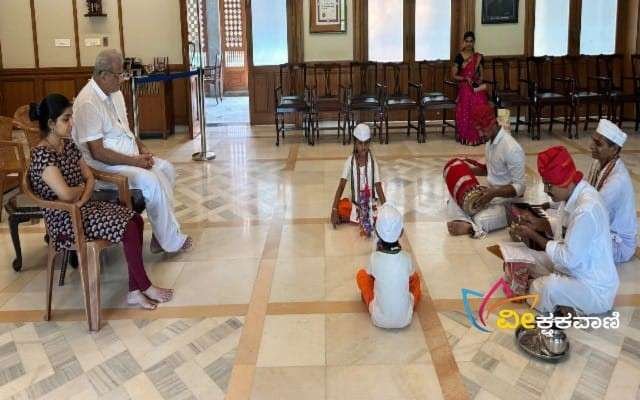 ಧರ್ಮಾಧಿಕಾರಿ ಡಿ.ವೀರೇಂದ್ರ ಹೆಗ್ಗಡೆಯವರು ಯಕ್ಷಗಾನ ಪ್ರದರ್ಶನ ವೀಕ್ಷಿಸಿ ಬಾಲಕಲಾವಿದರನ್ನು ಅಭಿನಂದಿಸಿ ಆಶೀರ್ವದಿಸಿದರು.