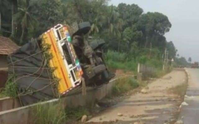ಅ.4ರಂದು ಮುಂಜಾನೆ ಬಾಳೆ ಹಣ್ಣು ಸಾಗಾಟದ ಪಿಕಪ್ ಪಲ್ಟಿ.