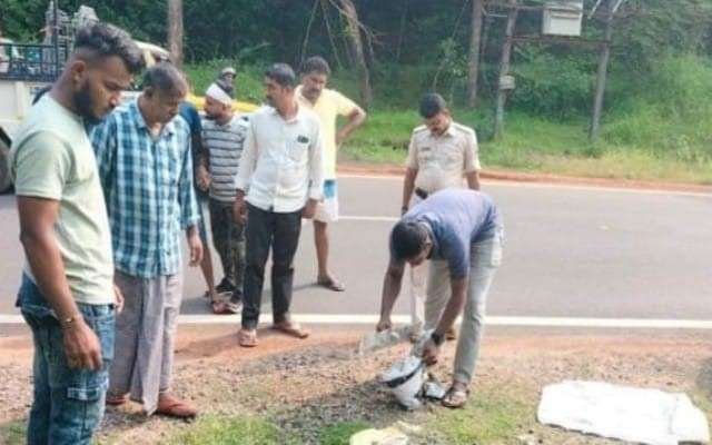 ಮಾಂಸದ ತ್ಯಾಜ್ಯವನ್ನು ರಸ್ತೆಯ ಬದಿಯಲ್ಲಿ ಎಸೆದು ಹೋಗಿರುವ ಘಟನೆ ಕೆಲಿಂಜ ಬಸ್ ನಿಲ್ದಾಣದ ಬಳಿ ಬೆಳಕಿಗೆ ಬಂದಿದ್ದು, ಈ ಬಗ್ಗೆ ವಿಟ್ಲ ಪೊಲೀಸರು ತನಿಖೆ ನಡೆಸುತ್ತಿದ್ದಾರೆ.