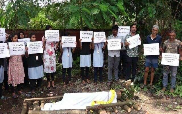 ಹೆದ್ದಾರಿ ಬದಿಯ ಮರಗಳನ್ನು ಕಡಿಯುವುದನ್ನು ವಿರೋಧಿಸಿ ಪರಿಸರವಾದಿಗಳು ಪ್ರತಿಭಟನೆಯನ್ನು ನಡೆಸಿದರು.