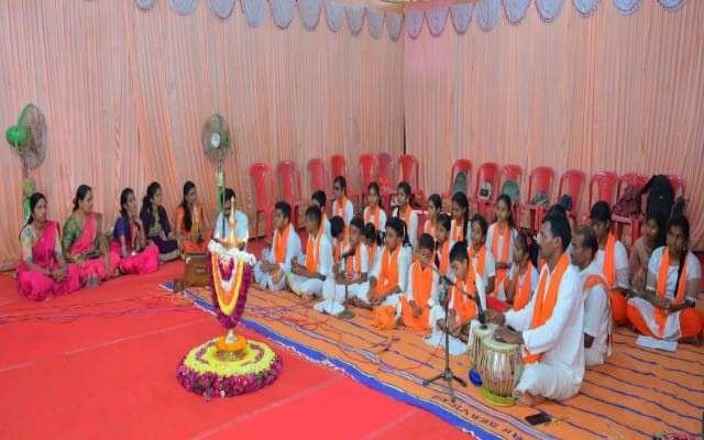 ವಿವಿಧ ಬಜನಾ ತಂಡಗಳಿಂದ ಭಜನ ಕಾರ್ಯಕ್ರಮ ಪ್ರಾರಂಭಗೊಂಡಿತು.