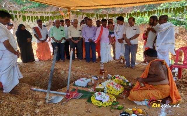 ಕಲ್ಲಡ್ಕ ಕುದ್ರೆಬೆಟ್ಟುವಿನ ಶ್ರೀ ಕಲ್ಲುರ್ಟಿ ದೈವಸ್ಥಾನದ ಭೂಮಿ ಪೂಜಾ ಕಾರ್ಯಕ್ರಮ ಅರ್ಚಕರಾದ ಪಳನೀರು ಅನಂತ ಭಟ್ ಅವರ ನೇತೃತ್ವದಲ್ಲಿ ನಡೆಯಿತು.