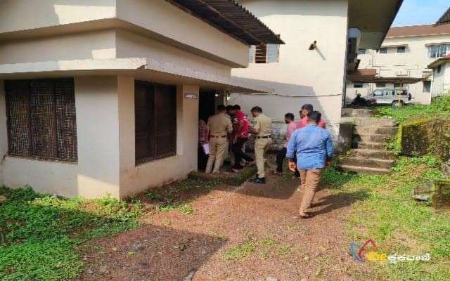 ತಂದೆಯೇ ಮಗನನ್ನು ಚೂರಿಯಿಂದ ಇರಿದು ಕೊಲೆ ಮಾಡಿದ ಘಟನೆ ನಿನ್ನೆ(ಅ.29) ರಾತ್ರಿ ಉಜಿರೆಯಲ್ಲಿ ಸಂಭವಿಸಿದೆ.