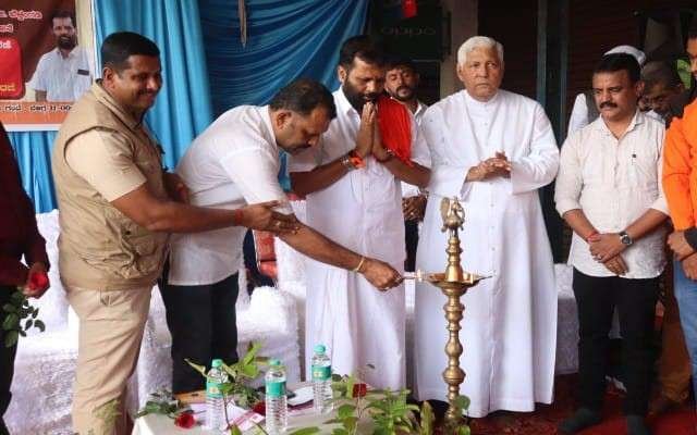 ಅ.1ರಂದು ಅಖಿಲ ಕರ್ನಾಟಕ ರಾಜ ಕೇಸರಿ ಟ್ರಸ್ಟ್ ವತಿಯಿಂದ 542ನೆಯ ಸೇವಾ ಯೋಜನೆ ಅಂಗವಾಗಿ ಹಾಗೂ ಅರಣ್ಯ ಇಲಾಖೆ ಸಹಕಾರದೊಂದಿಗೆ ವಿತರಣಾ ಕಾರ್ಯಕ್ರಮ.