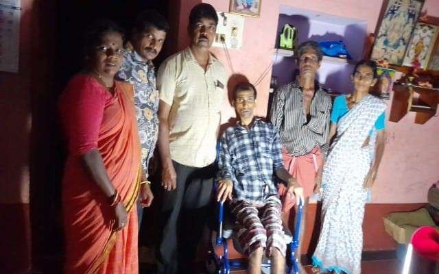 ಪರ್ಕಿನ್ಸನ್ ಖಾಯಿಲೆಯಿಂದ ಬಳಲುತ್ತಿರುವ ಶ್ರೀ ಸಂದೇಶ್ ಪೂಜಾರಿಯವರಿಗೆ ವೀಲ್ ಚೇರ್ ವಿತರಿಸಲಾಯಿತು.