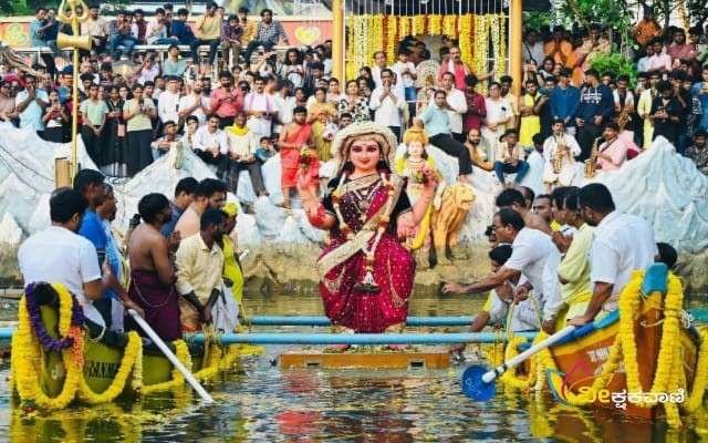 ಶೋಭಾಯಾತ್ರೆಯನ್ನು ಸಹಸ್ರ ಸಂಖ್ಯೆಯಲ್ಲಿ ಜನರು ಕಣ್ತುಂಬಿಕೊಂಡರು.