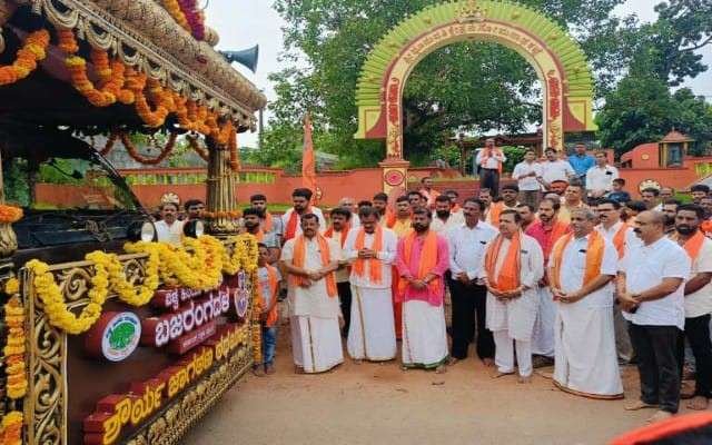 ಹೊರವಲಯದ ಅಡ್ಯಾರಿನಲ್ಲಿ ರಥಯಾತ್ರೆಗೆ ಭವ್ಯ ಸ್ವಾಗತ ಕೋರಲಾಯಿತು.