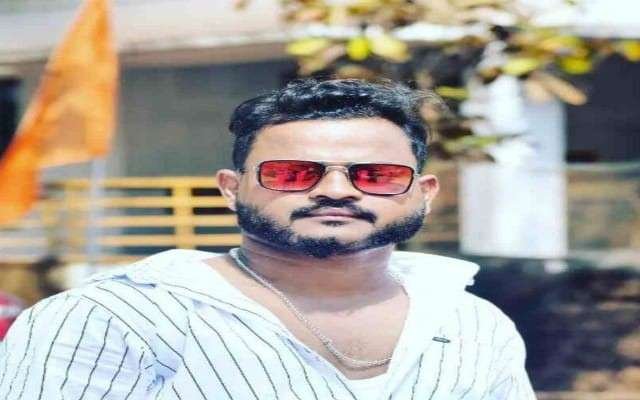 ಆತ್ಮಹತ್ಯೆ ಮಾಡಿಕೊಂಡ ಯುವಕನನ್ನು ಪುಣಚ ಚೆಕ್ಕುತ್ತಿ ನಿವಾಸಿ ಶ್ರೀ ಕೃಷ್ಣ ಎಂದು ಗುರುತಿಸಲಾಗಿದೆ.