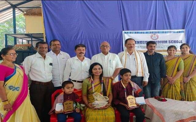 ಕಾರ್ಯಕ್ರಮದಲ್ಲಿ ಸಂಸ್ಥೆಗೆ ಪೋಡಿಯಂನ್ನು ಕೊಡುಗೆಯಾಗಿ ನೀಡಿದ ಸಂಸ್ಥೆಯ ಶಿಕ್ಷಕಿಯಾದ ಶ್ರೀಮತಿ ಯಶುಭ ರೈ ಮತ್ತು ಇವರ ಮಕ್ಕಳಾದ ಮಾ.ಚಿಂತನ್ ರೈ ಮತ್ತು ಮಾ.ಚಿರಂತ್ ರೈ ಇವರಿಗೆ ಮುಖ್ಯ ಅತೀಥಿ ಡಾ। ಶ್ರೀಧರ್ ಗೌಡ ಇವರು ಸನ್ಮಾನಿಸಿದರು.