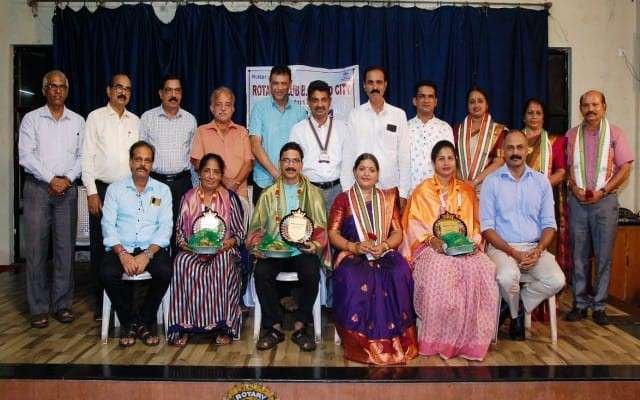 ಚಿನ್ನ ಕಲ್ಲಡ್ಕ, ವೈದ್ಯರ ದಿನಾಚರಣೆ ಪ್ರಯುಕ್ತ ಡಾ.ರಮೇಶಾನಂದ ಸೋಮಯಾಜಿ, ಡಾ ಅಶ್ವಿನ್ ಸಾಗರ್, ಡಾ.ವಾಮನ್ ನಾಯಕ್ ಇವರನ್ನು ಗೌರವಿಸಿ ಸನ್ಮಾನಿಸಲಾಯಿತು.