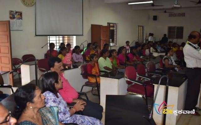 ಪಂಚಾಯತ್ ನ ಸಭಾಂಗಣದಲ್ಲಿ ನಡೆದ ಆದಿಕವಿ ಮಹರ್ಷಿ ವಾಲ್ಮೀಕಿ ಜಯಂತಿಯ ಕಾರ್ಯಕ್ರಮ.