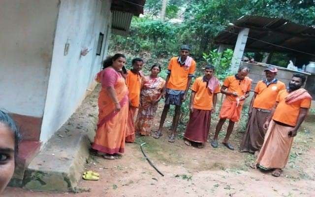 ಸುಜಾತರವರ ಮನೆಯ ಸುತ್ತಮುತ್ತ ಬೆಳೆದಿರುವ ಗಿಡ ಗಂಟಿಗಳನ್ನು ಕಡಿದು ಸ್ವಚ್ಚತೆ ಮಾಡಲಾಯಿತು.
