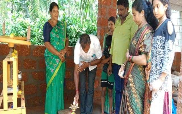 ಹಾಳೆತಟ್ಟೆ ಘಟಕವನ್ನು ವೀರಕಂಭ ಗ್ರಾಮ ಪಂಚಾಯತ್ ಉಪಾಧ್ಯಕ್ಷರಾದ ಜನಾರ್ಧನ ಪೂಜಾರಿ ಉದ್ಘಾಟಿಸಿದರು.