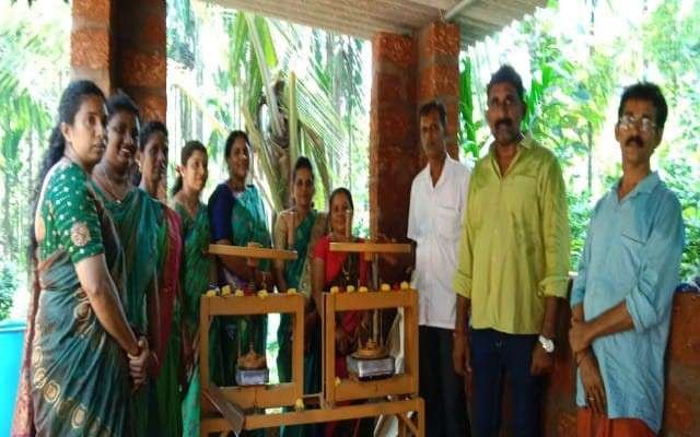 ಬಂಟ್ವಾಳ ತಾಲೂಕು ವೀರಕಂಭ ಗ್ರಾಮದ ಕೆಲಿಂಜ ಬೆಂಜ್ಞಾತಿಮಾರು ಎಂಬಲ್ಲಿ ನಿಟಿಲಾಕ್ಷ ಕೃಷಿ ಉತ್ಪಾದಕರ ಸಂಘದ ಹಾಳೆತಟ್ಟೆ ಘಟಕ.