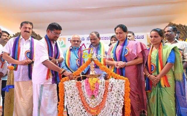 ಸಭಾ ಕಾರ್ಯಕ್ರಮವನ್ನು ಸಚಿವೆ ಶೋಭಾ ಕರಂದ್ಲಾಜೆರವರು ದೀಪ ಬೆಳಗಿಸಿ ಉದ್ಘಾಟಿಸಿದರು.