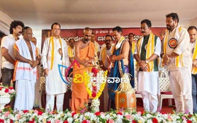 ಶಿಲಾನ್ಯಾಸ ಕಾರ್ಯಕ್ರಮದ ಧಾರ್ಮಿಕ ಸಭಾ ಕಾರ್ಯಕ್ರಮದ ಉದ್ಘಾಟನೆ.