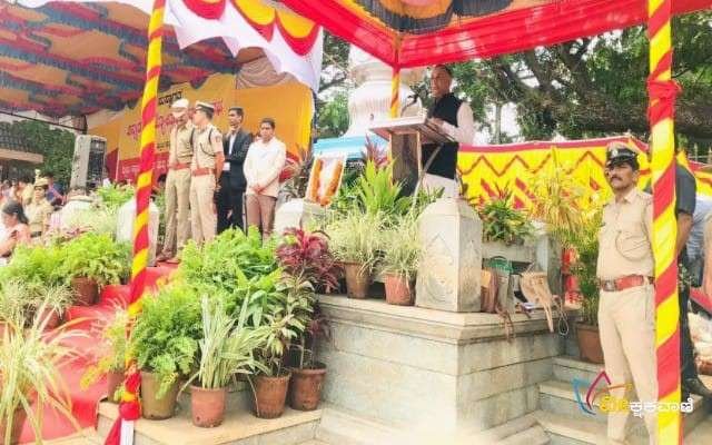 ನೆಹರೂ ಮೈದಾನದಲ್ಲಿ ಕರ್ನಾಟಕ ರಾಜ್ಯೋತ್ಸವ ಕಾರ್ಯಕ್ರಮದಲ್ಲಿ ಸಂದೇಶ ನೀಡಿ ಸಚಿವ ದಿನೇಶ್ ಗುಂಡೂರಾವ್ ಮಾತನಾಡಿದರು. 
