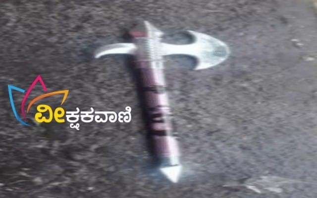 ಗಡಿಯಾರ ಎಂಬಲ್ಲಿ ಕೊಡಲಿ ರೂಪದ ಪೆನ್ಸಿಲ್‌ಗಳು.