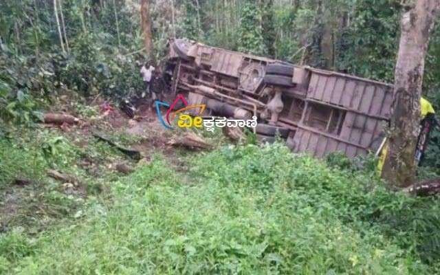 ಪಾತಕ್ಕೆ ಉರುಳಿ ಬಿದ್ದ ಖಾಸಗಿ ಬಸ್.