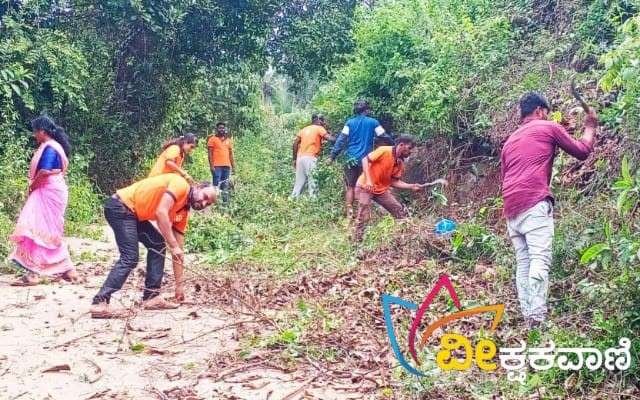 ಶೌರ್ಯ ತಂಡದವರು ರಸ್ತೆಯ ಎರಡು ಬದಿಯಲ್ಲಿ ಬೆಳೆದ ಗಿಡಗಳನ್ನು ಕಡಿದು ಸ್ವಚ್ಚತೆ ಮಾಡಿದರು.