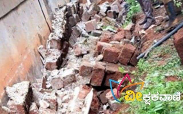 ಪೈಪ್ ಲೈನ್ ಅಳವಡಿಕೆಗೆ ಹೊಂಡ ತೋಡುತ್ತಿದ್ದಾಗ ಆವರಣ ಗೋಡೆಯು ಕುಸಿತ.