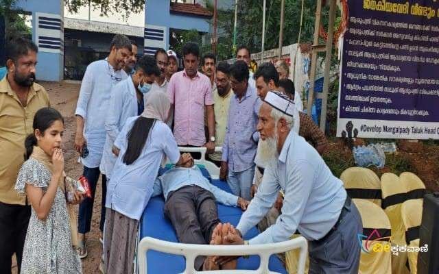 ಜನಕೀಯ ವೇದಿ ಆಸ್ಪತ್ರೆಯ ಮುಂಭಾಗ ರೋಗಿಯನ್ನು ಮಲಗಿಸಿ ಸಮಾಧಾನಪಡಿಸುವ ದಯನೀಯ ಸ್ಥಿತಿ ಹಾಗೂ ಬಡವರಾದ ರೋಗಿಗಳ ಅಸಹನೀಯ ಕತೆಯನ್ನು ಚಳವಳಿಯಲ್ಲಿ ತೋರಿಸಲಾಗಿದೆ.