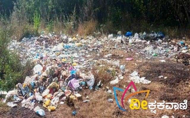 ಖಾಸಾಗಿ ವ್ಯಕ್ತಿಯ ಖಾಲಿ ಸ್ಥಳದಲ್ಲಿ ಭಾರೀ ಪ್ರಮಾಣದ ತ್ಯಾಜ್ಯ.