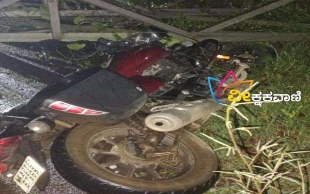 ಟವರ್ ಕುಸಿದು ಬಿದ್ದು ದ್ವಿಚಕ್ರ ವಾಹನಕ್ಕೆ ಹಾನಿ.