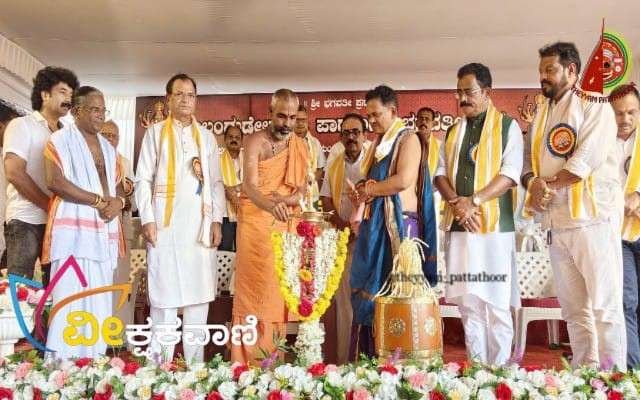 ಧಾರ್ಮಿಕ ಸಭೆಯನ್ನು ಕೊಂಡೆವೂರು ಶ್ರೀ ಯೋಗಾನಂದ ಸರಸ್ವತೀ ಸ್ವಾಮೀಜಿ ಉದ್ಘಾಟಿಸಿದರು.