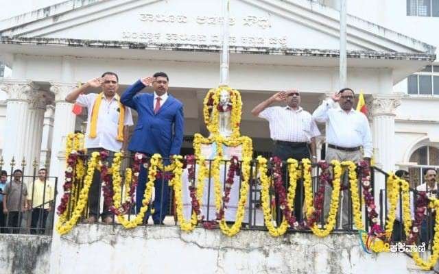 ಕನ್ನಡ ರಾಜ್ಯೋತ್ಸವ ಕಾರ್ಯಕ್ರಮದ ಮೊದಲು ತಹಶೀಲ್ದಾರ್ ನೇತೃತ್ವದಲ್ಲಿ ಧ್ವಜಾರೋಹಣ ನಡೆಯಿತು.