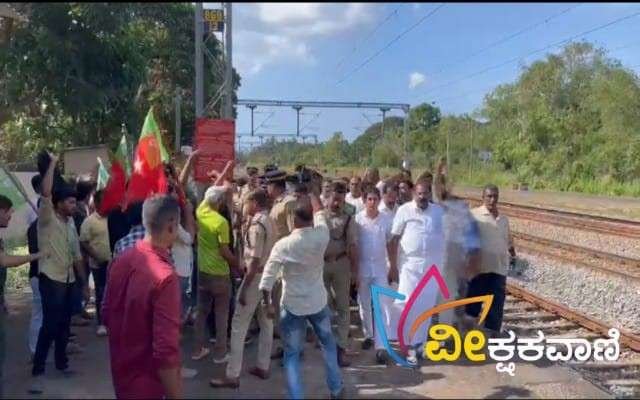 ಮಂಜೇಶ್ವರದಲ್ಲಿ ಎಸ್.ಡಿ.ಪಿ.ಐ ಯಿಂದ ಕಪ್ಪುಬಾವುಟ ಪ್ರದರ್ಶಿಸಿ ಪ್ರತಿಭಟನೆ.