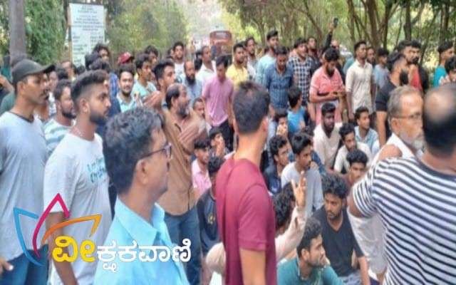 ಆರೋಪಿಯನ್ನು ಗಲ್ಲಿಗೇರಿಸುವಂತೆ ರಸ್ತೆ ತಡೆದು ಪ್ರತಿಭಟನೆ.