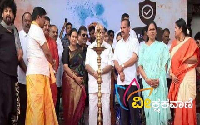 ಅಶ್ವಿನಿ ಪುನೀತ್ ರಾಜ್ ಕುಮಾರ್ ಅವರು ಕೋಣಗಳ ಓಟಕ್ಕೆ ಅಧಿಕೃತವಾಗಿ ಚಾಲನೆ ನೀಡಿದರು.