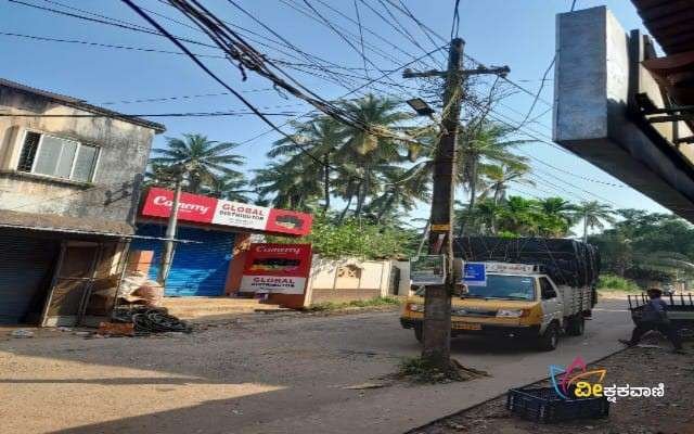 ರಸ್ತೆ ಮಧ್ಯೆದಲ್ಲಿ ಅಪಘಾತಕ್ಕೆ ಕಾರಣವಾಗುತ್ತಿರುವ ವಿದ್ಯುತ್ ಕಂಬ.
