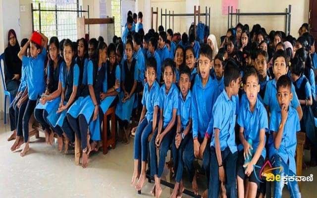 ಯಕ್ಷಗಾನ ಕಲಾವಿದ ಮುರಳಿದರ ಯಾದವ್ ವಿದ್ಯಾರ್ಥಿಗಳಿಗೆ ನೀತಿ ಕಥೆಯನ್ನು ಹೇಳಿದರು.