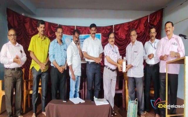 ಕಕ್ವೆ ಶಂಕರ್ ರಾವ್ ರವರು ಸಾನಿಟರಿ ಕಿಟ್‌ನ್ನು ಕೊಡುಗೆಯಾಗಿ ಆರೋಗ್ಯ ಸಮಿತಿಗೆ ನೀಡಿದರು.