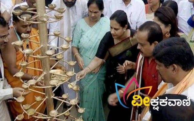 ‘ಬೆಂಗಳೂರು ಕಂಬಳ ನಮ್ಮ ಕಂಬಳ’ಕ್ಕೆ ಅಶ್ವಿನಿ ಪುನೀತ್ ರಾಜ್ ಕುಮಾರ್ ಅವರು ದೀಪ ಬೆಳಗುವ ಮೂಲಕ ಅಧಿಕೃತವಾಗಿ ಚಾಲನೆ ನೀಡಿದರು.