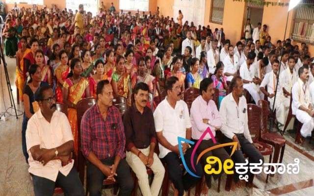 ಸಾರ್ವಜನಿಕ ಬಂಧುಗಳು ಕಾರ್ಯಕ್ರಮದಲ್ಲಿ ಭಾಗವಹಿಸಿದ್ದರು.